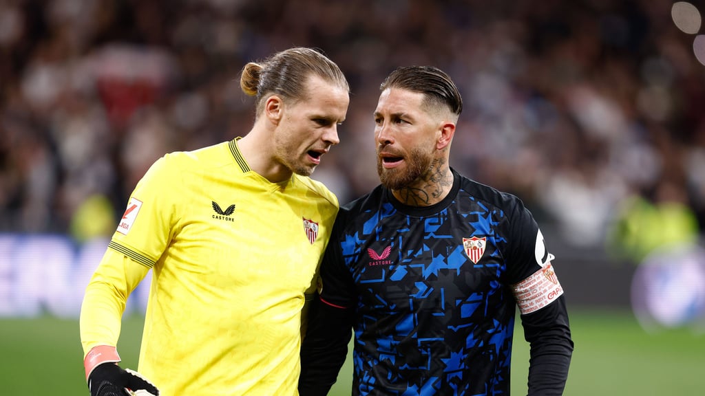 Örjan Nyland (l.) und sein Kapitän Sergio Ramos im Zwiegespräch.