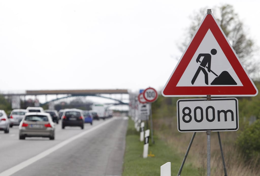 Auf der A9 bei Dessau kündigen sich Bauarbeiten an.
