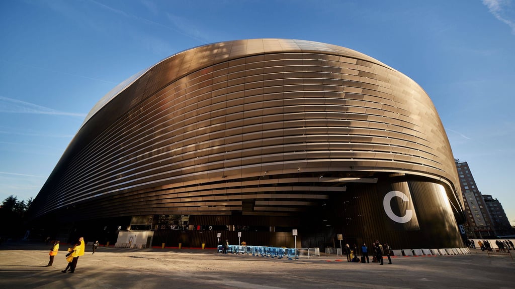 Glitzerndes Raumschiff inmitten des Wohnviertels: Das umgebaute Bernabéu-Stadion.
