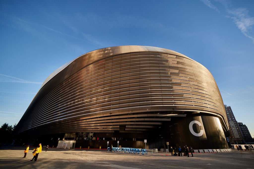 Glitzerndes Raumschiff inmitten des Wohnviertels: Das umgebaute Bernabéu-Stadion.