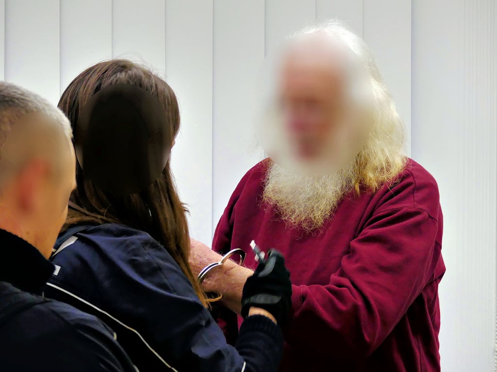 Der Angeklagte in Merseburg räumte die Taten über seinen Anwalt ein. Dem selbst ernannten Druiden droht nun eine Haftstrafe.