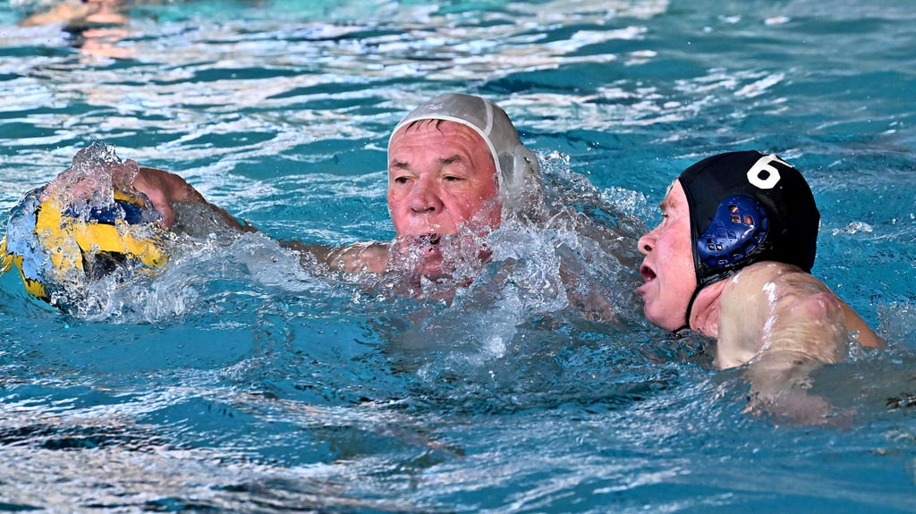 Wasserball sei anstrengender als normales Schwimmen und erfordert „einen langen Atem“, sagen die Spieler selbst.
