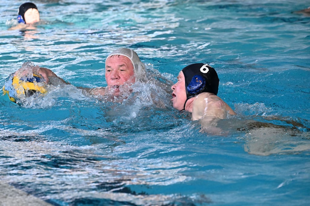 Wasserball sei anstrengender als normales Schwimmen und erfordert „einen langen Atem“, sagen die Spieler selbst.