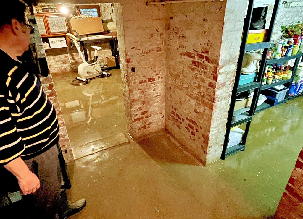 Ohne Gummistiefel geht es für Gerald Stamm nicht in den Keller seiner ehemaligen Bäckerei. Zentimeterhoch steht das Wasser, an den Wänden zieht die Nässe hoch.