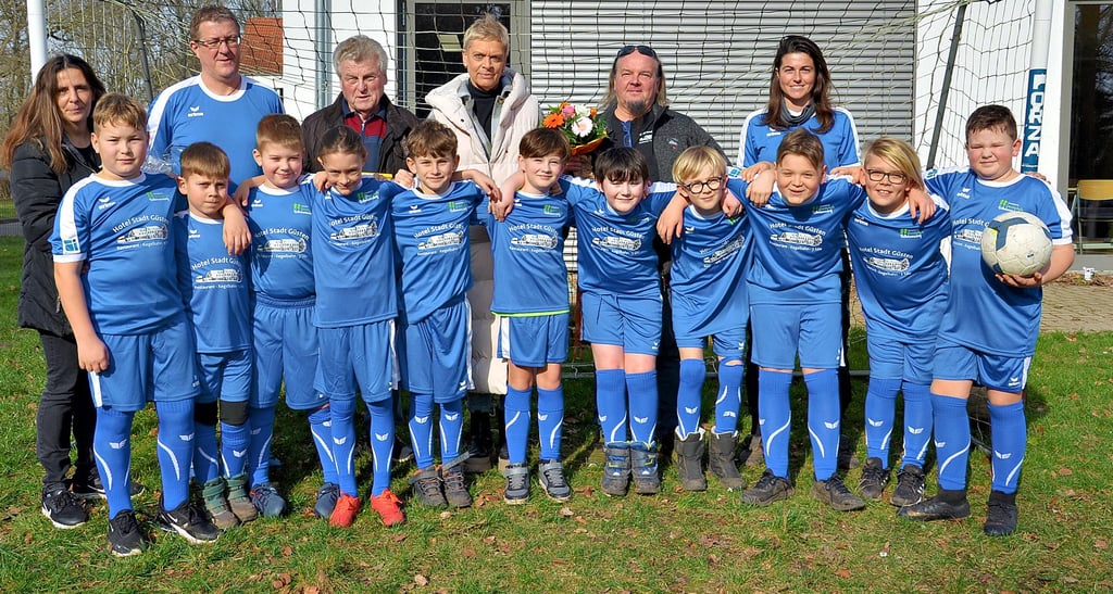 Elf Freunde sind sie schon. Und Sponsoren wie das Hotel Stadt Güsten wissen sie auch hinter sich. Jetzt muss die AG Fußball der Grundschule Rathmannsdorf nur noch fleißig mit ihren Trainern üben bis zum Turnier.