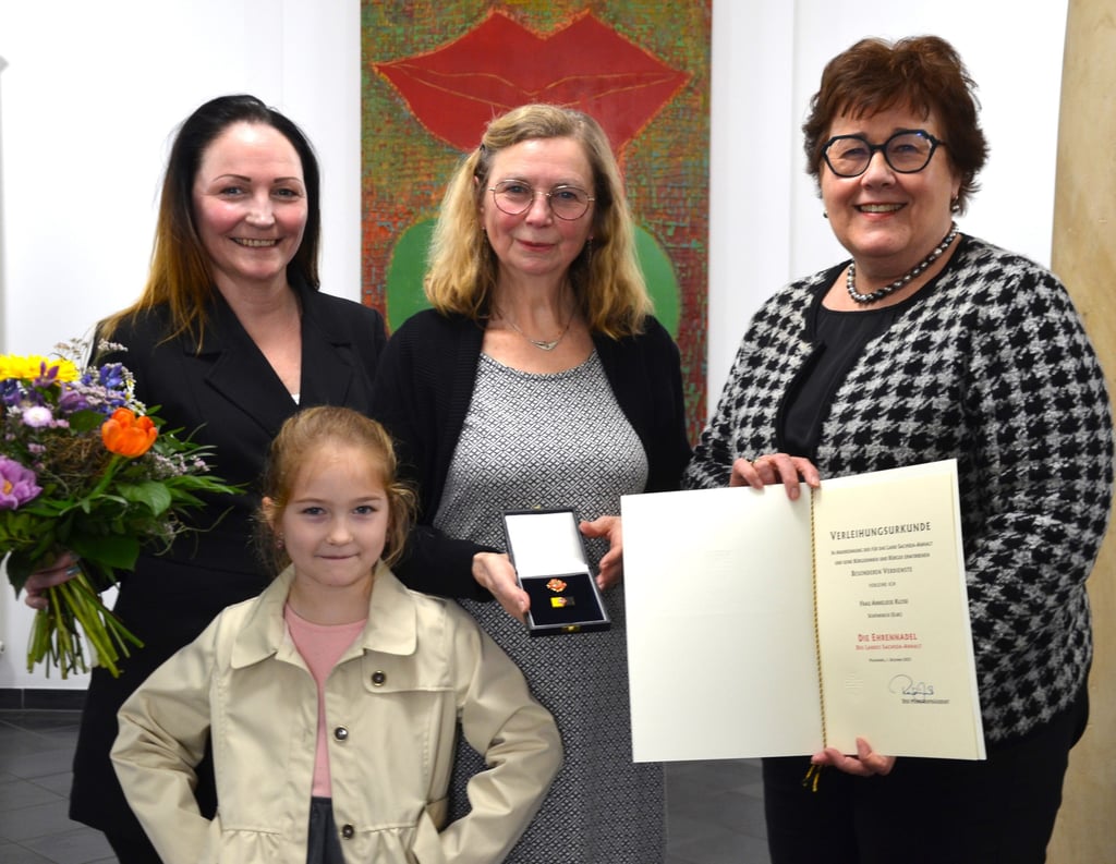 Sozialministerin Petra Grimm-Benne (r.) verleiht für herausragendes Engagement die Ehrennadel des Landes Sachsen-Anhalt an Anneliese Klose (M.). Bei der Ehrung mit dabei waren Enkelin Charlaine und Tochter Corinne.