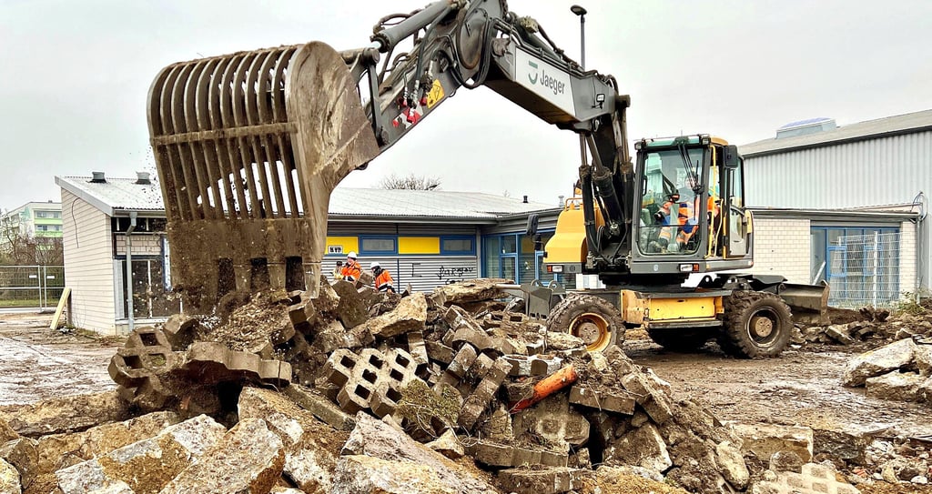 Platz für neue Pkw-Stellplätze wird am ehemaligen Druckhaus in Bernburg geschaffen.