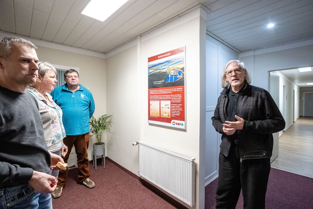 Einige Annaburger Bürger informieren sich vor Ort über die Pläne Rudolf Haas’ rund um das ehemalige Annaburger Porzellanwerk.