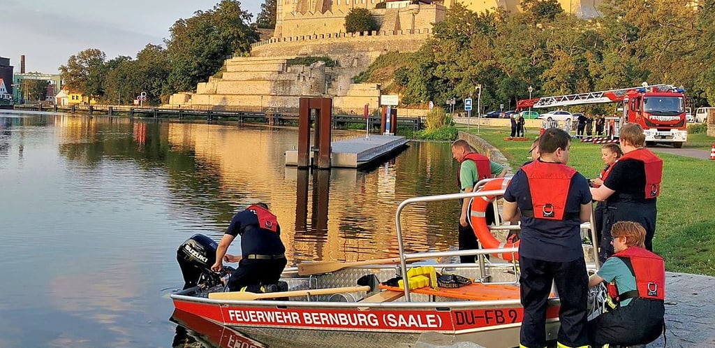 Eine Übung der Feuerwehr Bernburg an und auf der Saale, damit im Notfall jeder Handgriff sitzt.