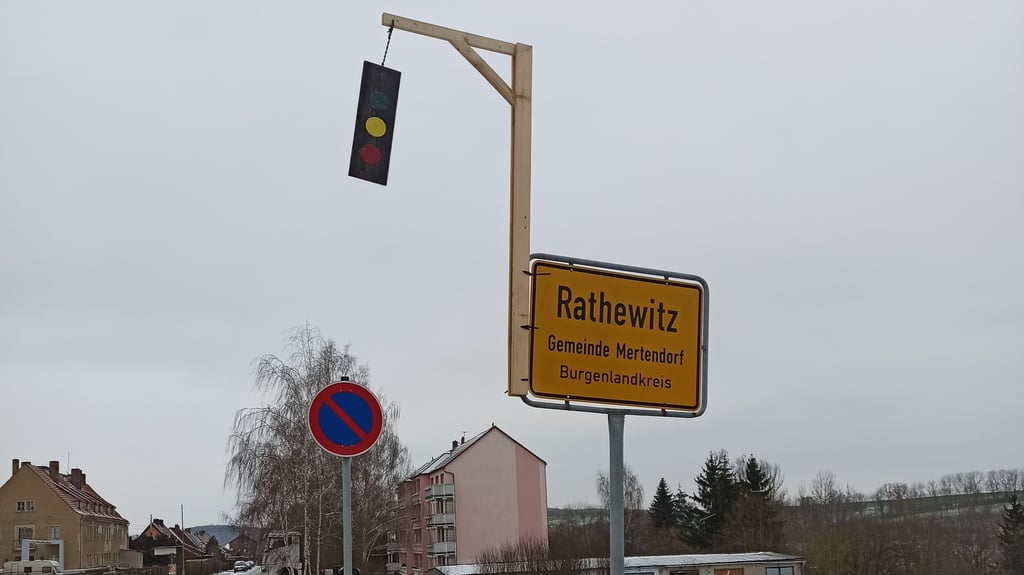 In Rathewitz (Burgenlandkreis) und anderen Orten wurden bei den Bauernprotesten „Ampelgalgen“ angebracht.