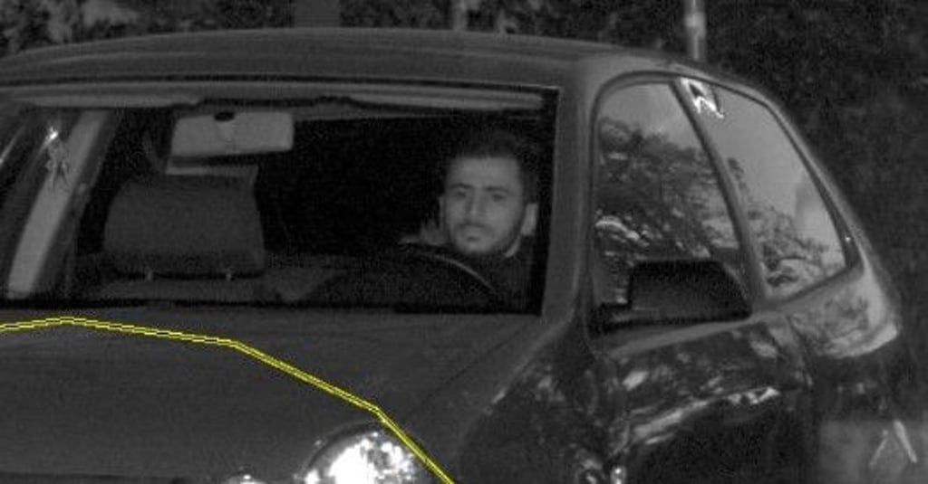 Dieser Mann könnte ein falsches Kennzeichen an einem Auto angebracht haben.