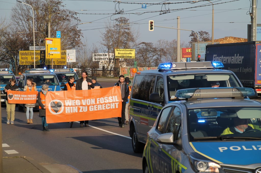 Klimaprotest: Im Schleichtempo durch Halle: Letzte Generation stören den Verkehr entlang der Paracelsusstraße