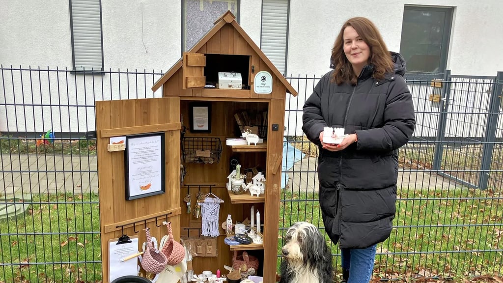 Katharina Meier bietet in Sollnitz selbstgebastelte Deko und Geschenke an - je nach Saison.