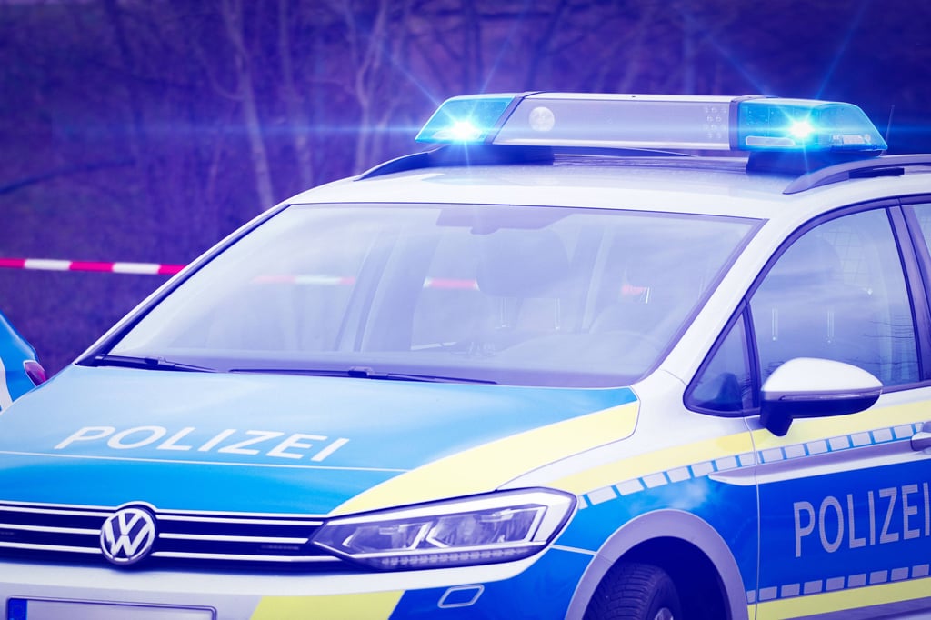 Die Polizei Halle sucht einen Mann, der ein Auto mit einem falschen Kennzeichen gefahren haben soll.