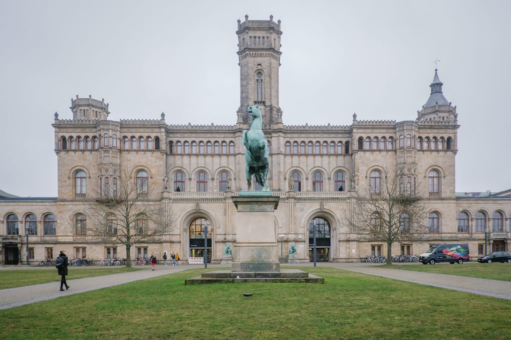 Studierende stehen vor der Leibniz Universität im Welfenschloss.