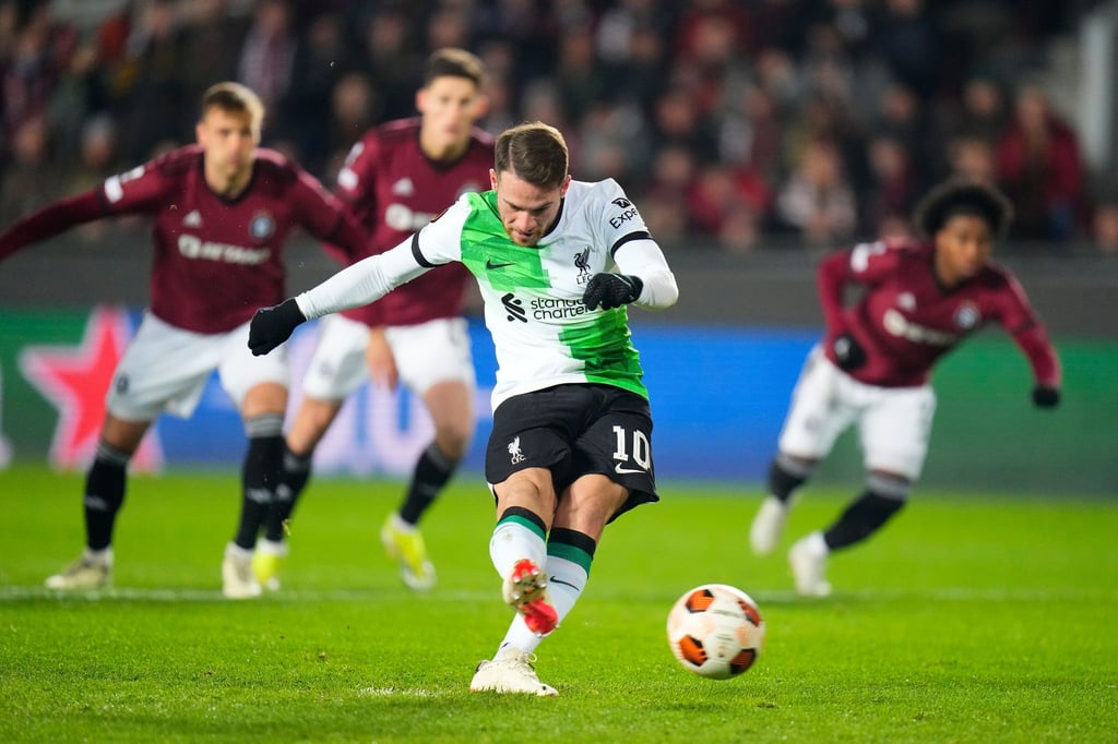 Liverpools Alexis Mac Allister erzielt per Elfmeter den Führungstreffer seiner Mannschaft.