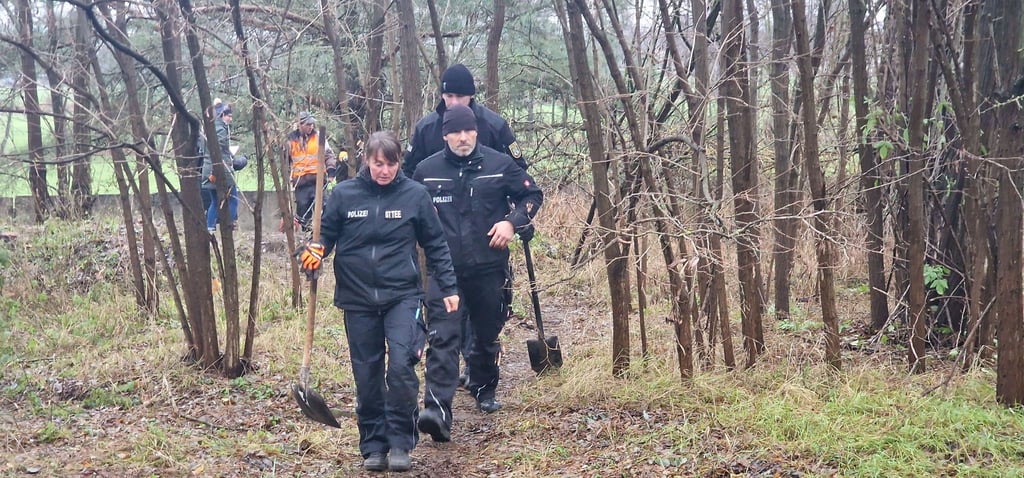 Polizisten suchen im Dezember 2023 auf einem ehemaligen Militärgelände einige Kilometer westlich von Stendal nach Spuren im Fall der fünfjährige Inga.
