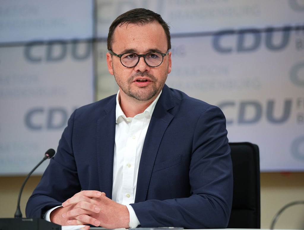 Jan Redmann, Brandenburger CDU-Fraktionsvorsitzender, spricht während einer Pressekonferenz im Brandenburger Landtag.
