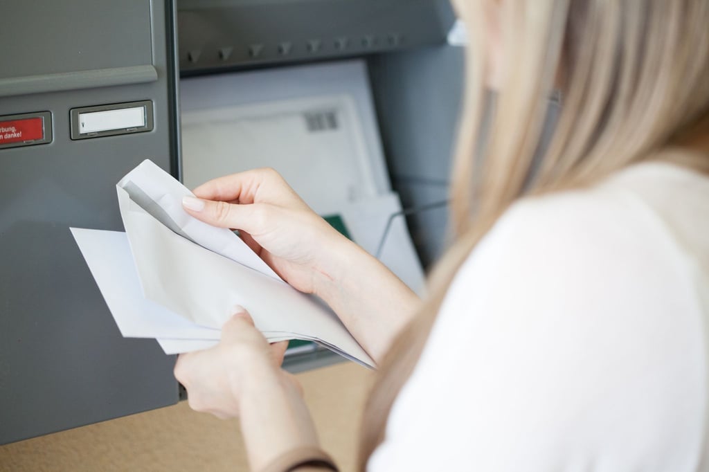 Post vom Finanzamt: Erhöhter Bruttoarbeitslohn aufgrund teilweisen Darlehenserlasses für eine Fortbildung führt zur Einkommensteuerpflicht.