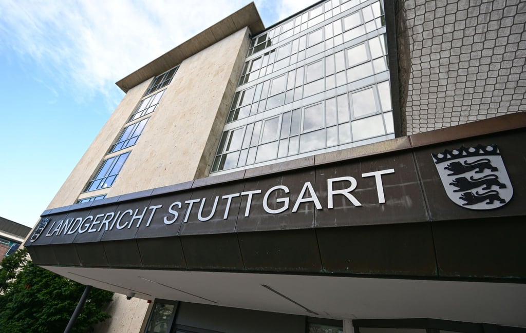 Ein Schild mit der Aufschrift "Landgericht Stuttgart" ist am Eingang des Gerichtsgebäudes angebracht.