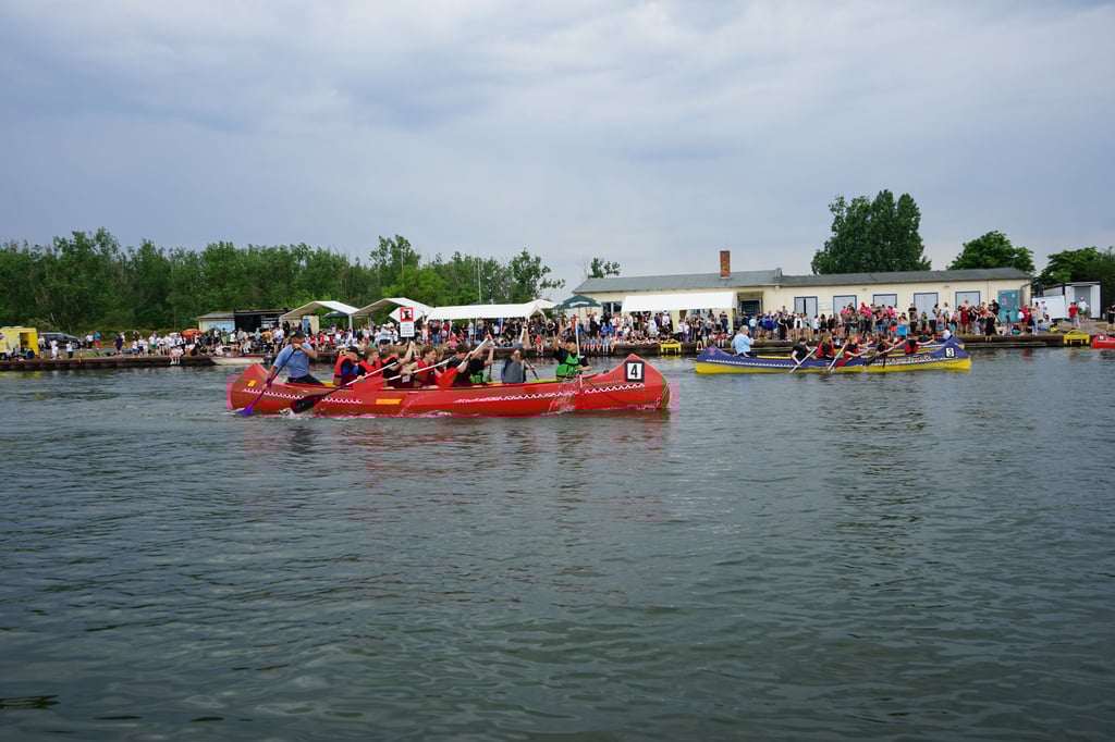 Der Mittellandkanal ist Wasserstraße für die Binnenschifffahrt, dient aber auch dem Sport, wie hier dem Schülergroßbootcup in Elbeu.