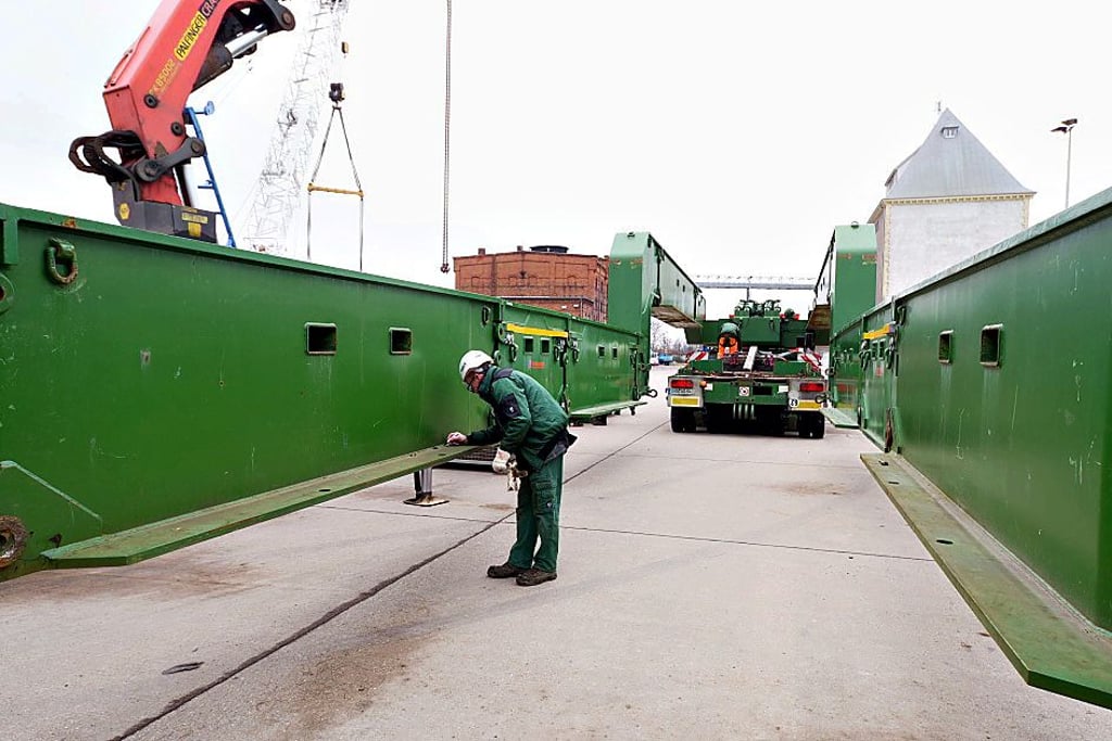 Der Schwerlasttransport hatte eine Gesamtlänge von 83 Metern und verließ am Mittwoch die Hafenbetrieb Aken GmbH.