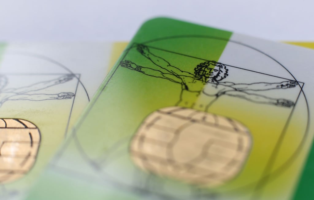 Die Erhöhung des Krankenkassen-Zusatzbeitrags wirkt sich in der monatliche Rentenzahlung bei gesetzlich versicherten Rentnerinnen und Rentnern erst zwei Monate später aus.