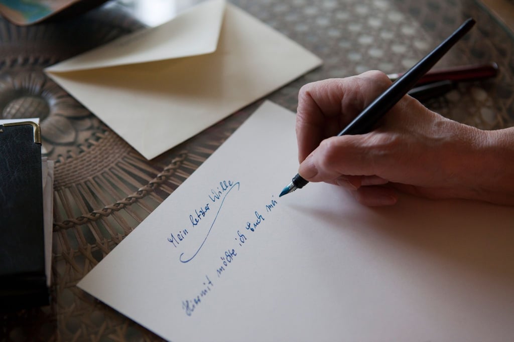 Erst durch die eigenhändige Unterschrift am Textende ist das Testament gültig.