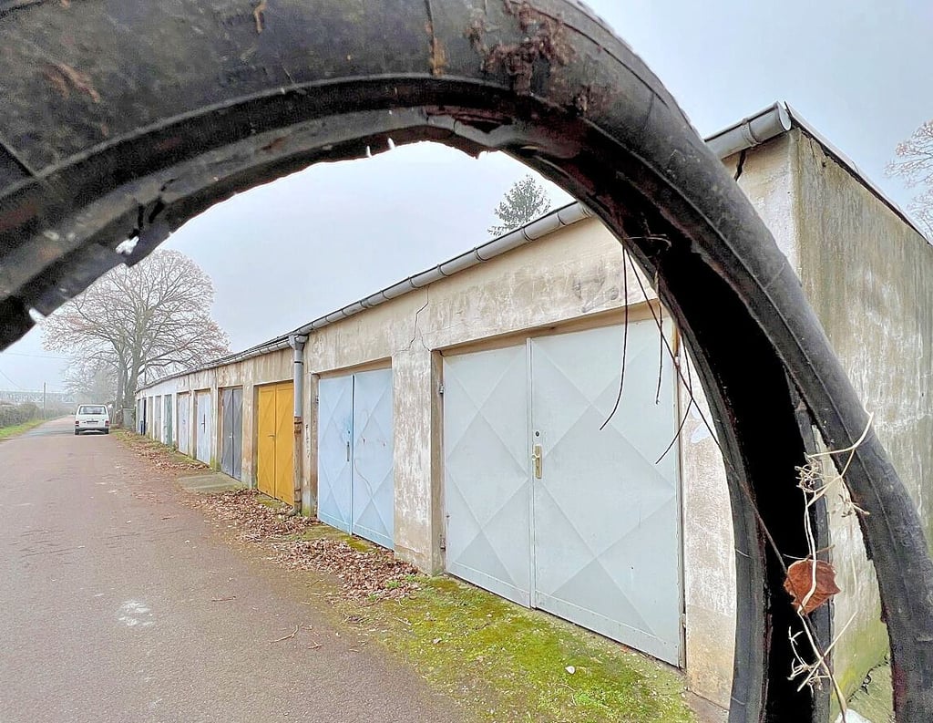Weil sie der Hochwasserschutz-Spundwand im Weg sind, müssen in der Talstadt zwei Garagenkomplexe abgerissen werden.