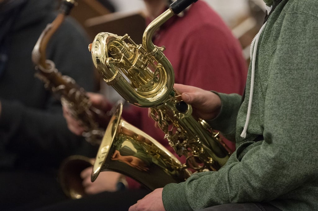 Ein Jazzmusiker hält während einer Probe in Dresden ein Saxofon.