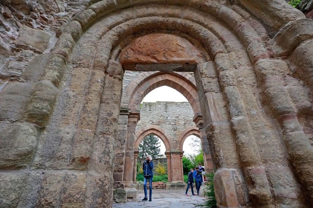 Besucher besichtigen das Kloster Memleben.