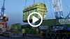 Ein riesiger Transformator mit einem Schwergewicht von 163 Tonnen hat am Dienstagabend per Binnenschiff den Akener Hafen erreicht.