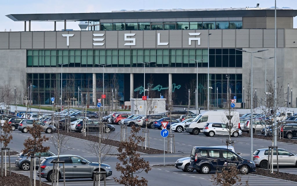 Nur wenige Autos von Mitarbeitern der Tesla-Gigafactory Berlin-Brandenburg stehen vor dem Werk.