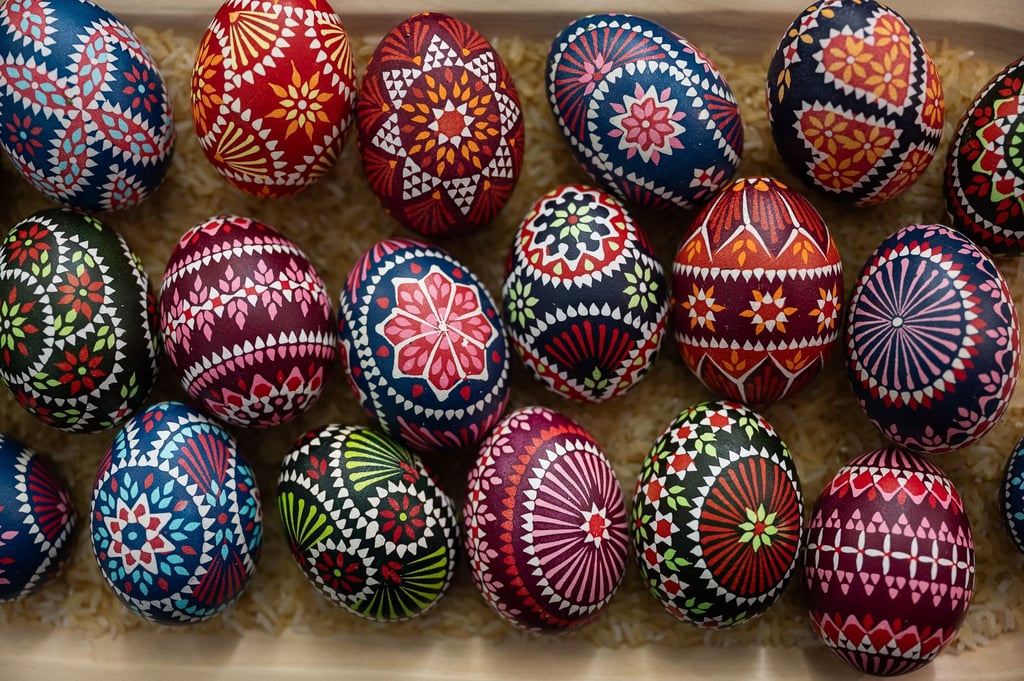 Bunte Ostereier mit sorbischen Mustern und Ornamenten.