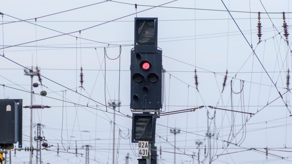Ein Signal steht am Frankfurter Hauptbahnhof auf Rot. Der Streik der GDL soll noch bis Freitagmittag um 13 Uhr dauern.