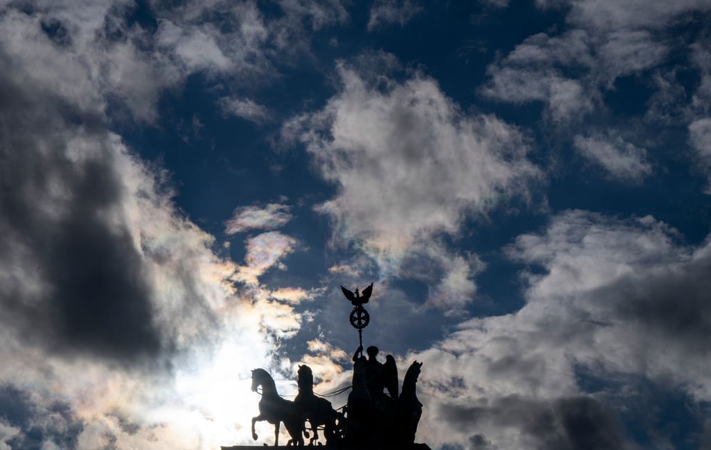 Die Quadriga auf dem Brandenburger Tor zeichnet sich im Gegenlicht der tief stehenden Sonne ab.