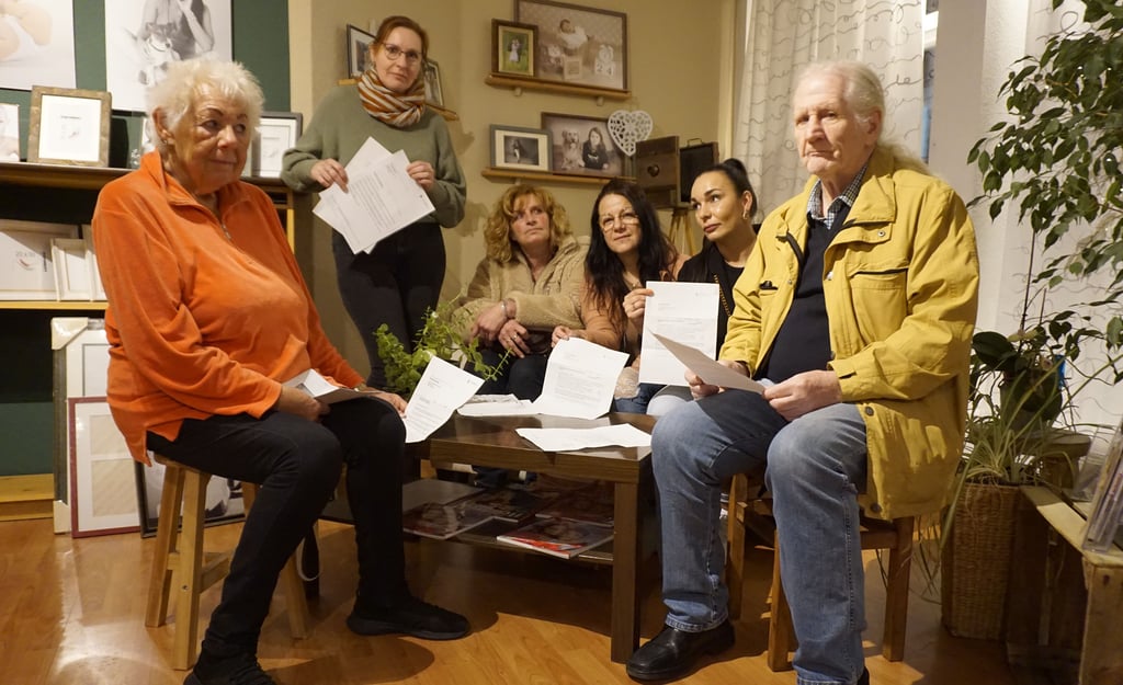 Mieterin Eva-Maria Schulze, Fotografin Nancy D. Hermenau-Gamalski, Friseurin Anke Ertzholz, die Mieterinnen Sandra Haenelt und Antje Seeger sowie Mieter Gerhrdt Arndt zeigen die Schreiben, die sie vom Wärmeversorger erhalten haben.