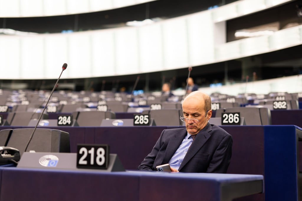 Nicolaus Fest sitzt im Gebäude des Europäischen Parlaments.