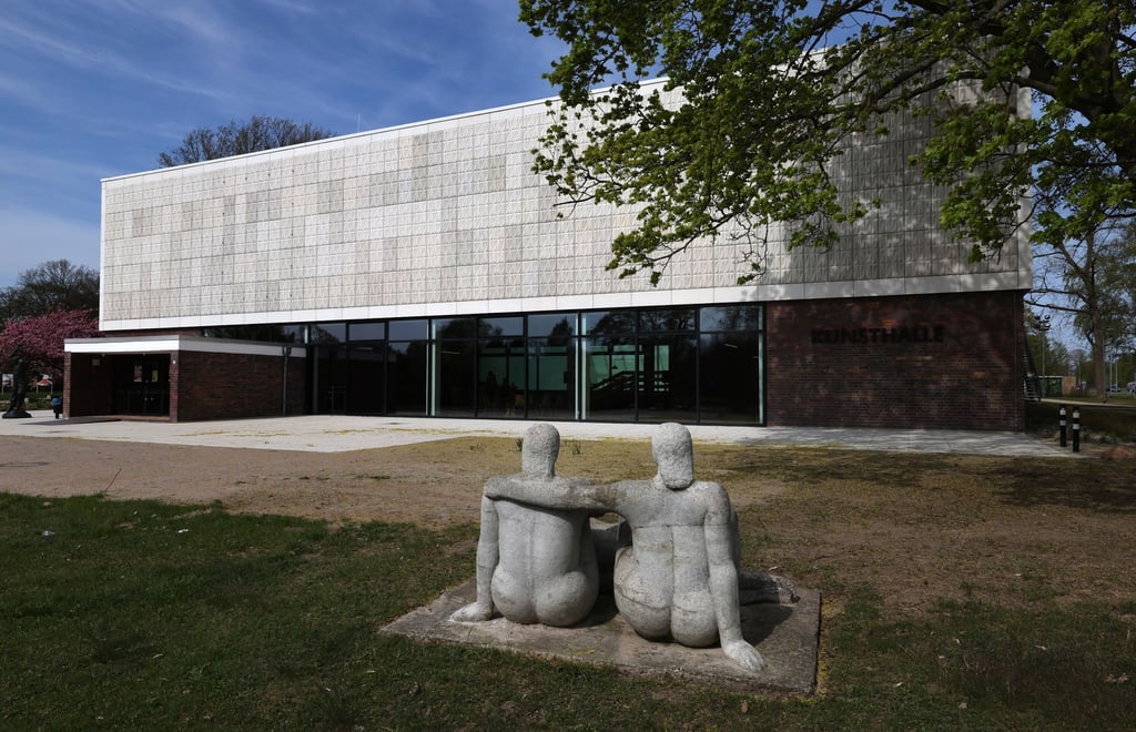 Die Kunsthalle Rostock nach dem Abschluss der Sanierung, im Vordergrund die Plastik „Bellevue“ von Eric Poulsen (1979, Beton).