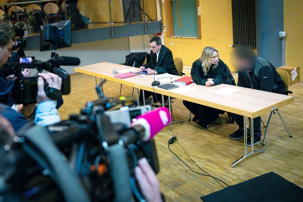 Der Angeklagte (r) sitzt vor Prozessbeginn mit seiner Anwältin Daniela Post (M) und Anwalt René Lancker in der Stadthalle Verden.