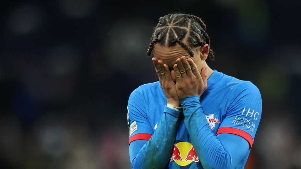 Bitteres Aus nicht nur in der Champions League, sondern auch bei der Klub-WM 2025: Xavi Simons wird dann wohl nicht mehr für RB spielen.