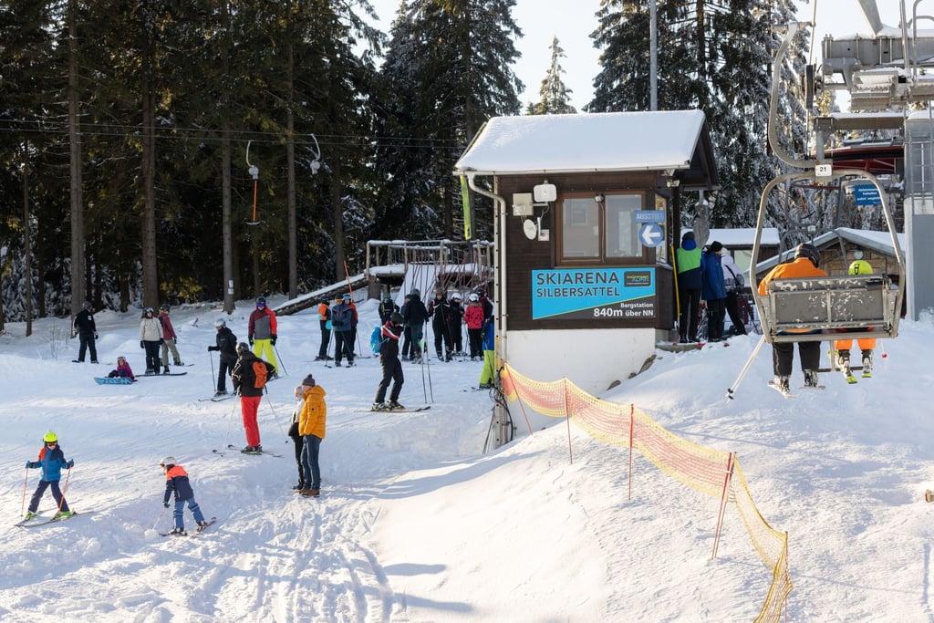 Ski- und Snowboardfahrer sind auf den Pisten und Liften der Skiarena Silbersattel Steinach unterwegs.
