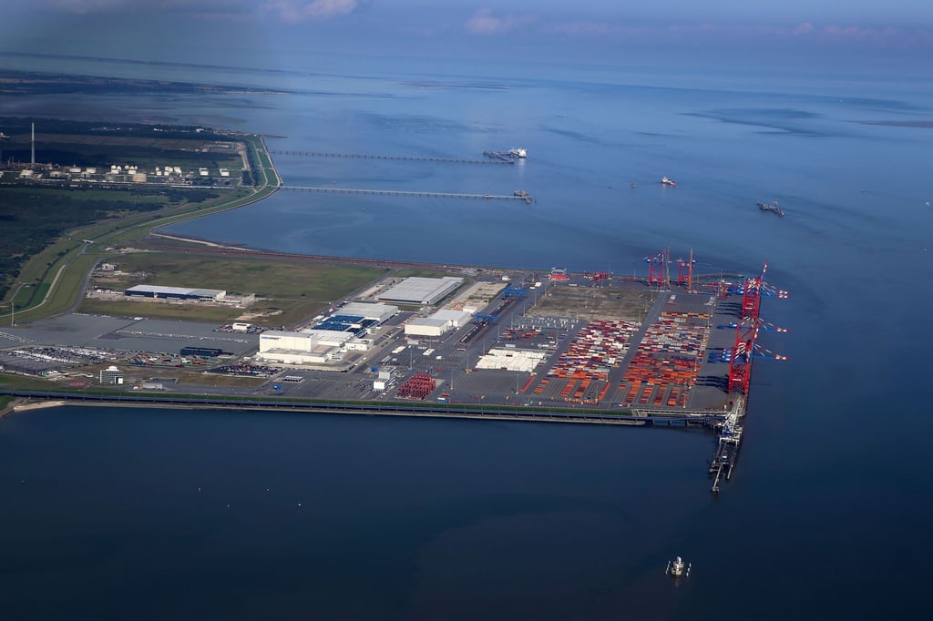 Der Jade-Weser-Port, Deutschlands einzigem Tiefwasserhafen (Luftaufnahme aus einem Kleinflugzeug).