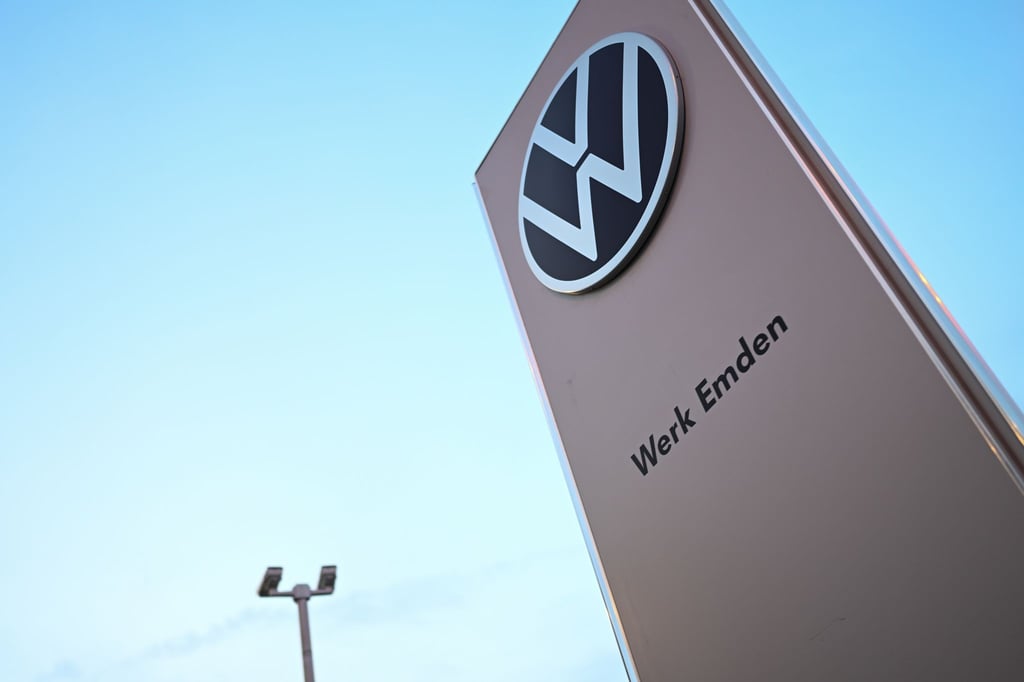 Das Logo von Volkswagen steht vor dem Eingang zum Werk Emden.