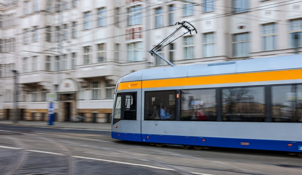 Eine Straßenbahn der Leipziger Verkehrsbetriebe (LVB) fährt an der Haltestelle Angerbrücke entlang.