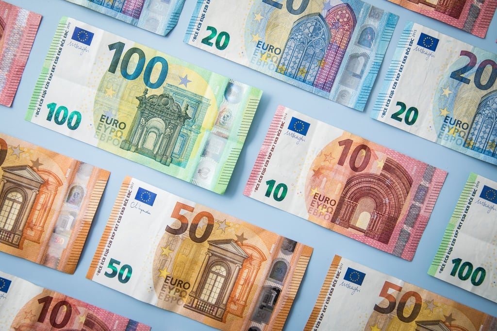 Der Begriff „Barvermögen“ schließt nicht nur physisch vorhandene Scheine und Münzen ein, sondern auch die bei Banken befindlichen Gelder.