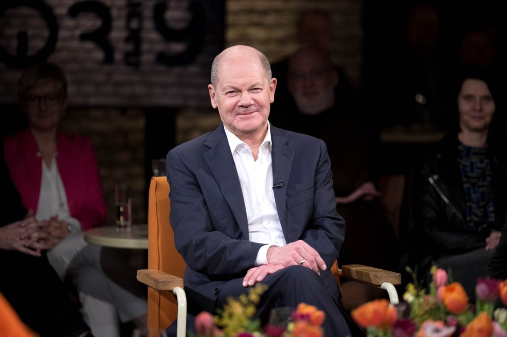 Bundeskanzler Olaf Scholz (SPD) sitzt im Studio von „3nach9“.