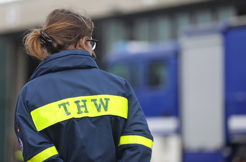 Eine Angehörige des THW steht auf dem Gelände des Ortsverbandes Rostock.
