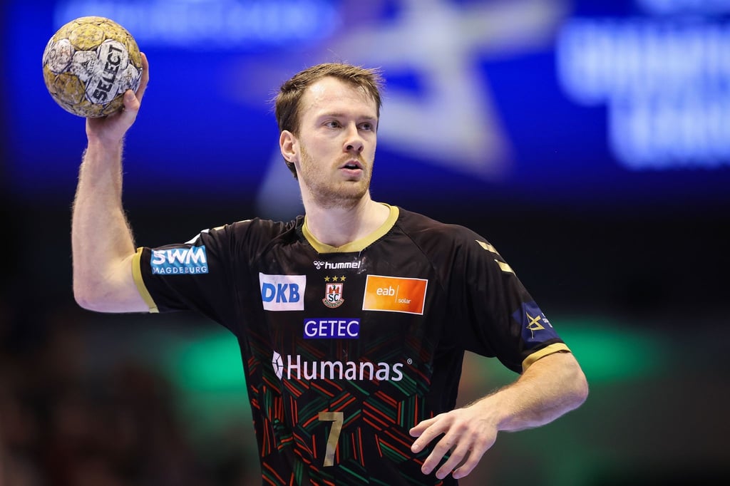 Der Magdeburger Felix Claar spielt den Ball. Gegen Veszprém war er mit neun Toren bester Schütze.