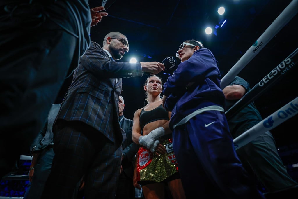 Boxerin Amanda Serrano (r) verkündet die Absage ihres Kampfes gegen Nina Meinke.